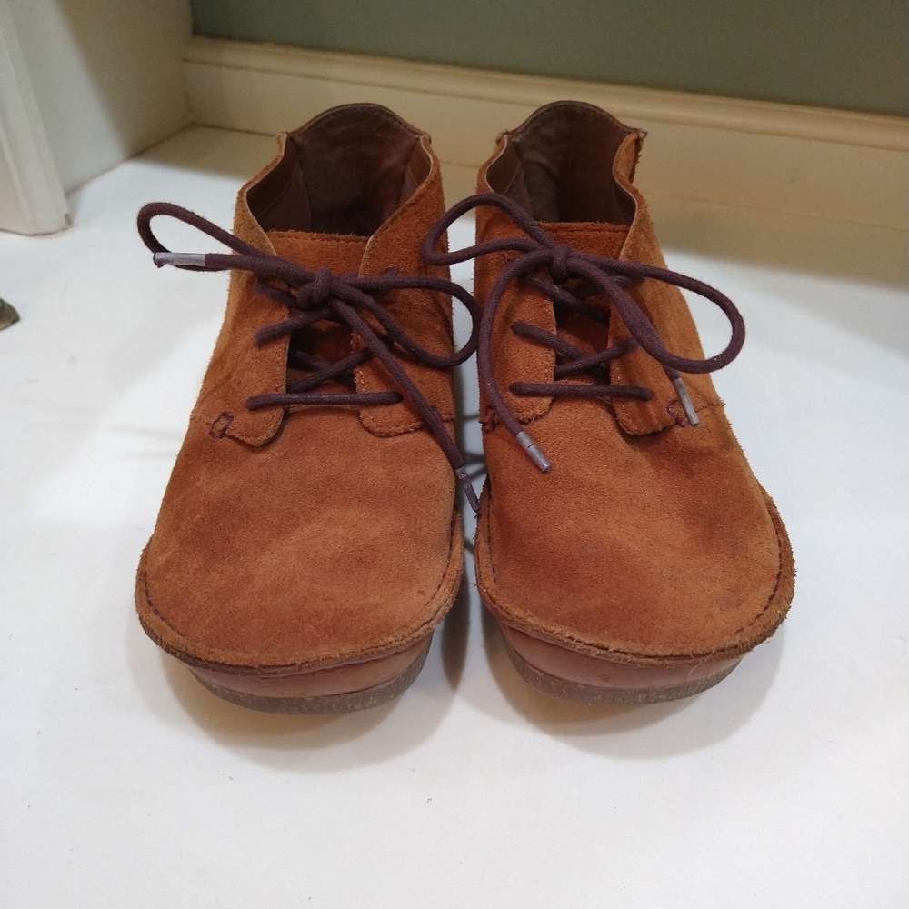 Clarks Lace-up Brown Size 9 Leather Upper Moccasin Style Shoe